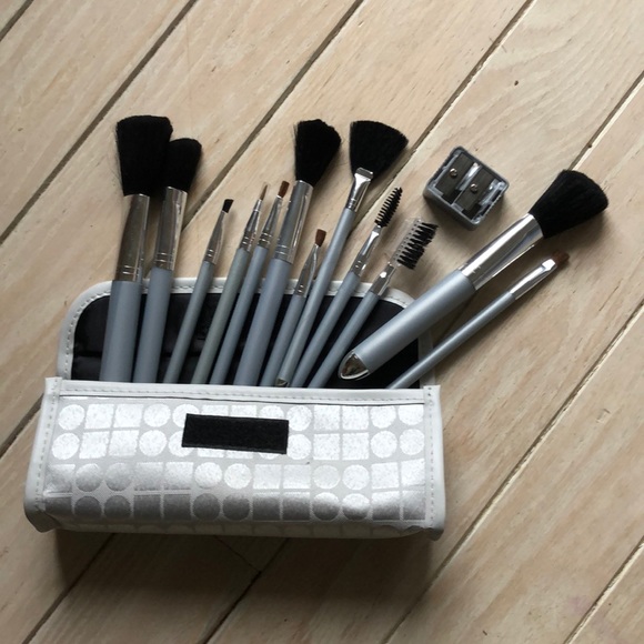 NWOT new 12 make up brushes & bag - Picture 1 of 8